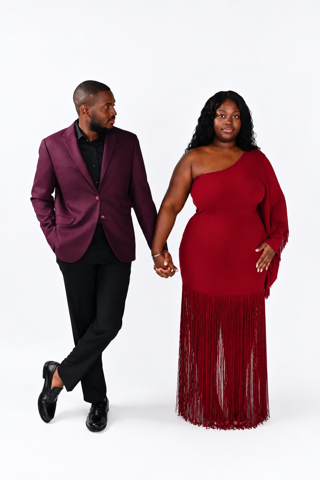 Wilfried et Alida en tenues bordeaux, main dans la main